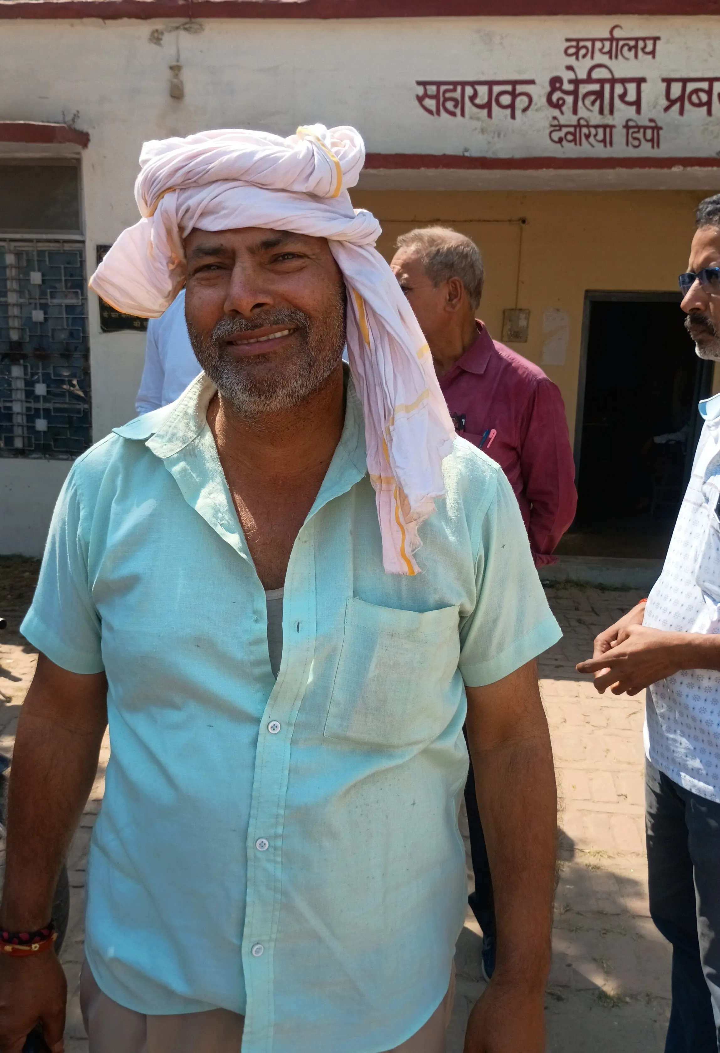 देवरिया रोडवेज में हंगामा: बस चालक-कंडक्टर की पिटाई के विरोध में चक्का जाम, थमे बसों के पहिए