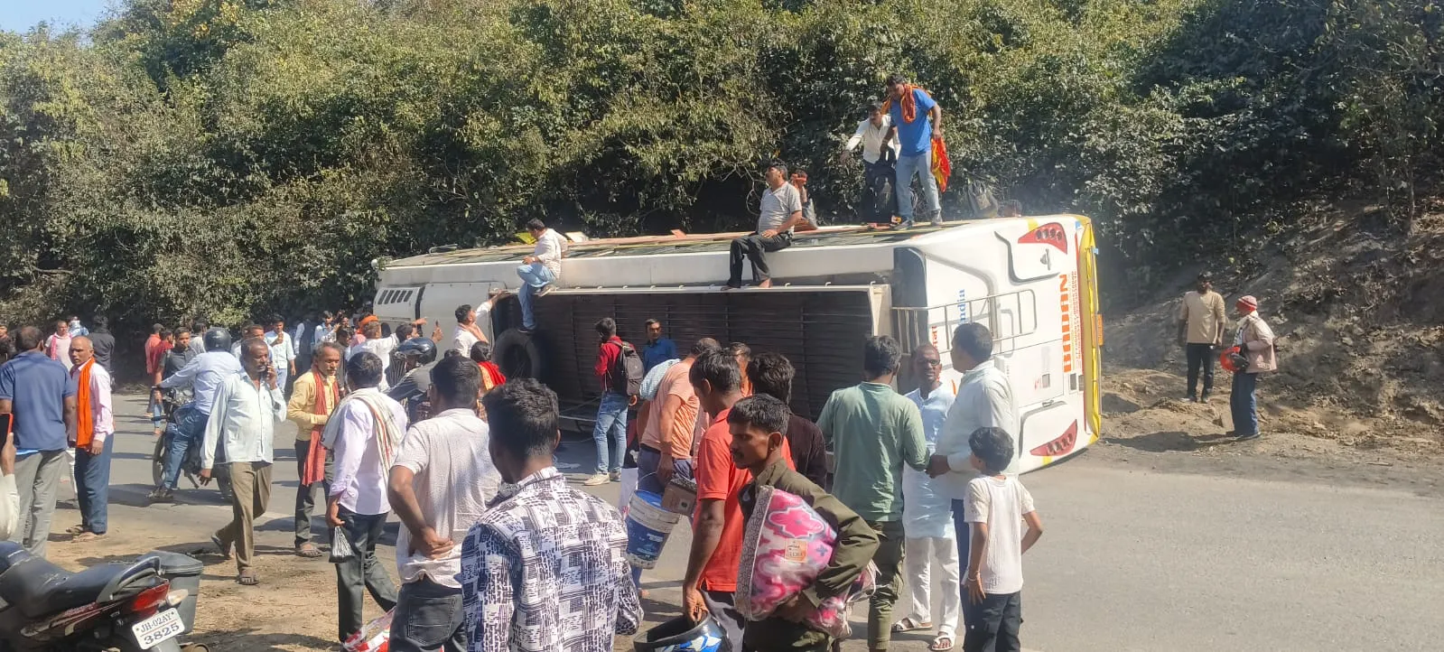 झारखंड के चतरा में टायर फटने से स्लीपर बस पलटी, 12 यात्री घायल, पांच की हालत गंभीर