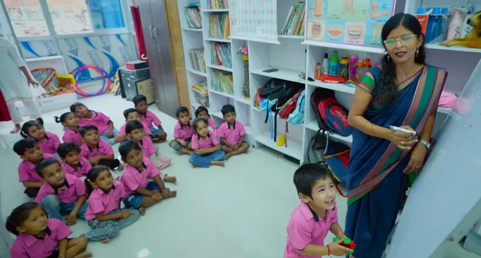 गोरखपुर की अनिता मद्धेशिया ने शुरू किया प्ले स्कूल, बनीं आत्मनिर्भर