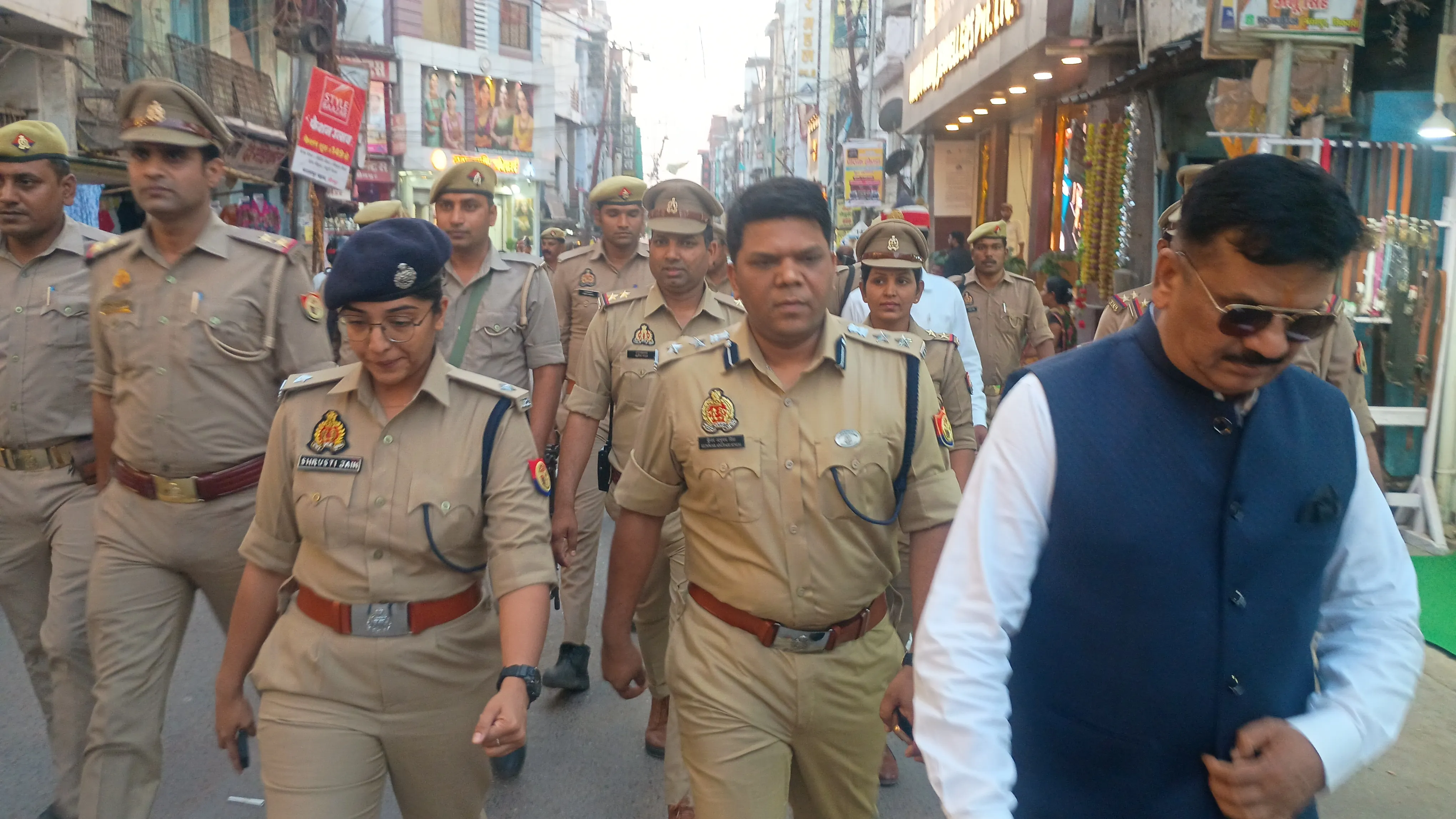  सड़कों पर नहीं पढ़ी जायेगी अलविदा जुमे की नमाज , डीएम-एसपी ने व्यवस्थाओं का लिया जायजा