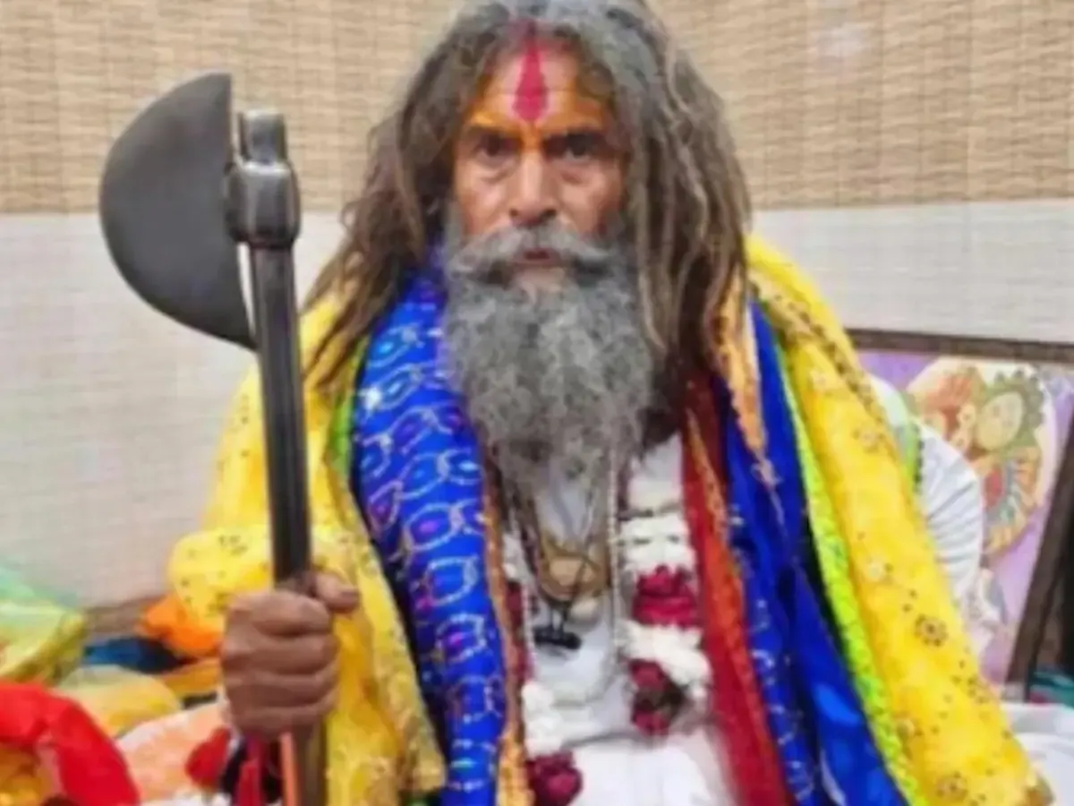 मथुरा: 'फरसा वाले बाबा' की मौत पर प्रशासन और संतों में ठनी; डीएम ने बताया 'सड़क हादसा', देवकीनंदन ठाकुर बोले— 