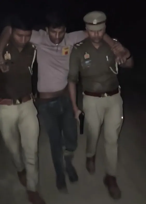 मुठभेड़ में दो लुटेरे गिरफ्तार, एक को गोली लगी, सिपाही भी घायल