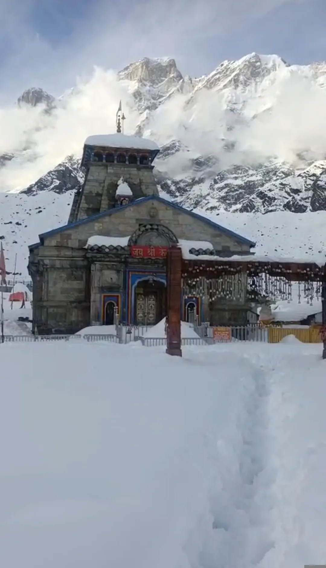 भारी बर्फबारी के बीच केदारनाथ धाम में सुरक्षा कड़ी, शून्य से नीचे तापमान में मुस्तैद जवान