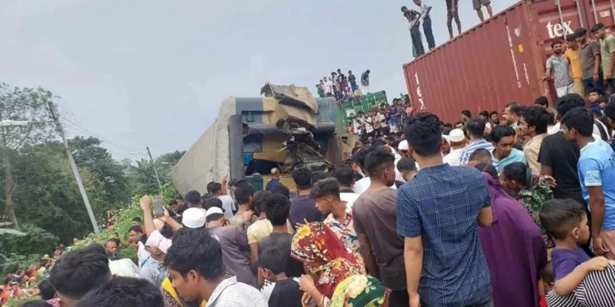 बांग्लादेश में दर्दनाक हादसा: ट्रेन की बस से टक्कर में 12 लोगों की मौत, 20 घायल 