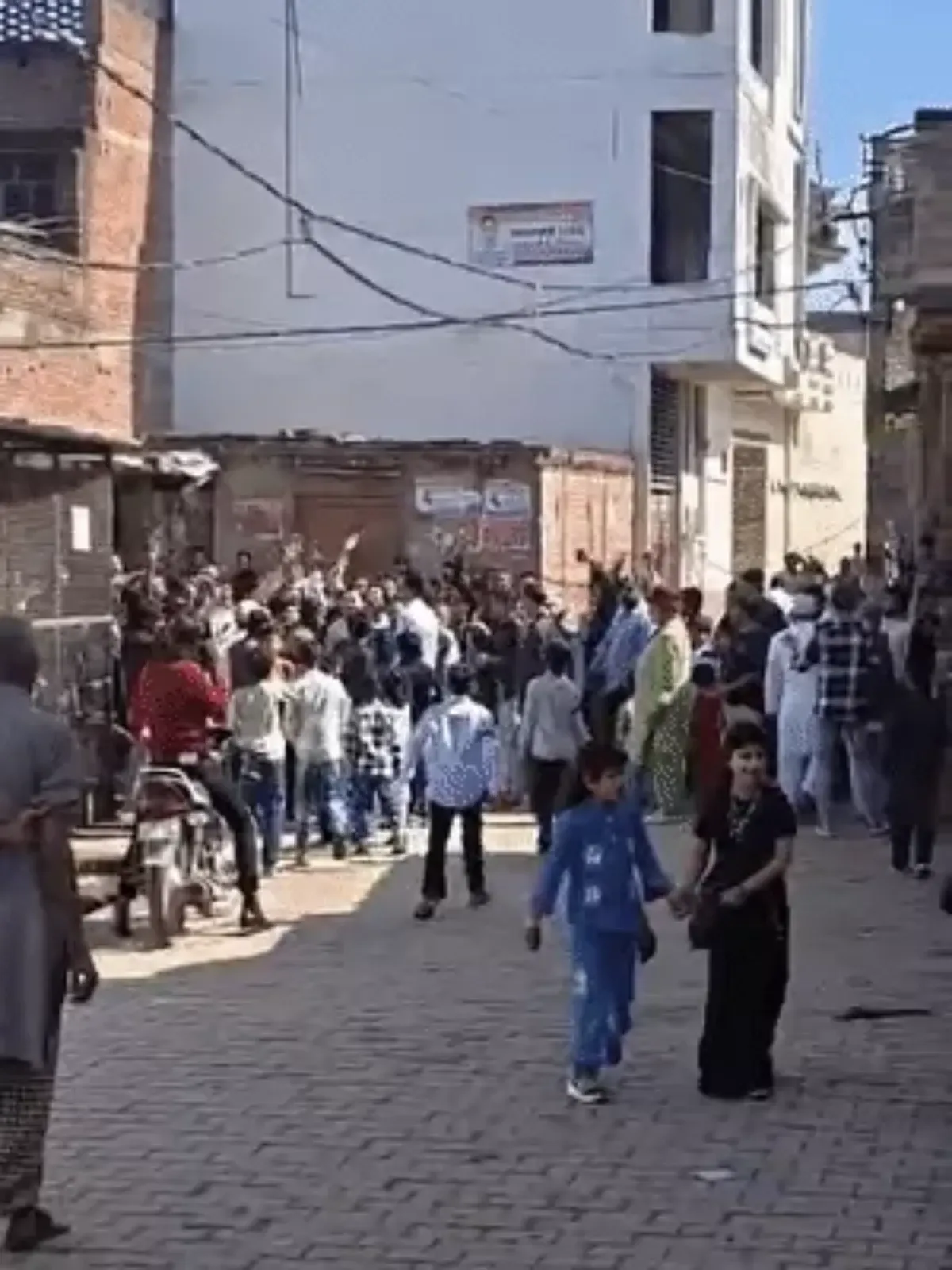 सहारनपुर: देवबंद में ईद की नमाज के बाद अमेरिका-इजराइल के खिलाफ नारेबाजी; पुलिस से तीखी नोकझोंक, धक्का-मुक्की के बाद मामला शांत