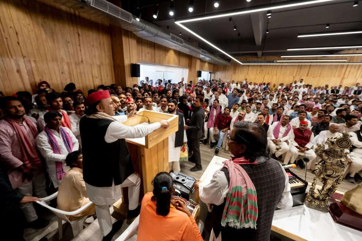 युद्ध के बीच अखिलेश यादव की अपील - 