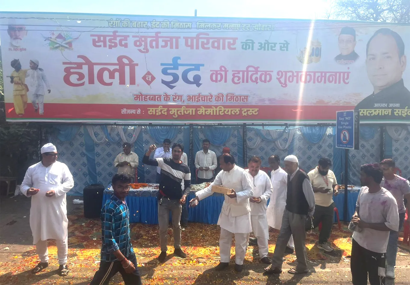 मुजफ्फरनगर के मीनाक्षी चौक पर रंगो के त्योहार पर खिला 'मोहब्बत का गुलाल', मुस्लिमों ने बरसाए फूल