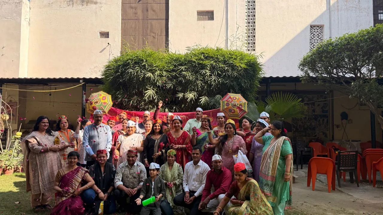 मेरठ: हेल्थ एंड फिटनेस सोसायटी ने फूलों की होली संग मनाया होली मिलन समारोह