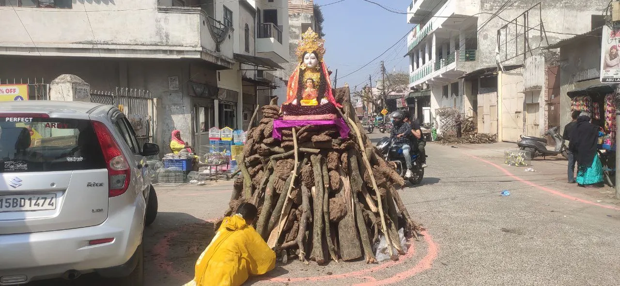 महिलाओं ने की होलिका की पूजा, इस शुभ मुहूर्त में होगा दहन