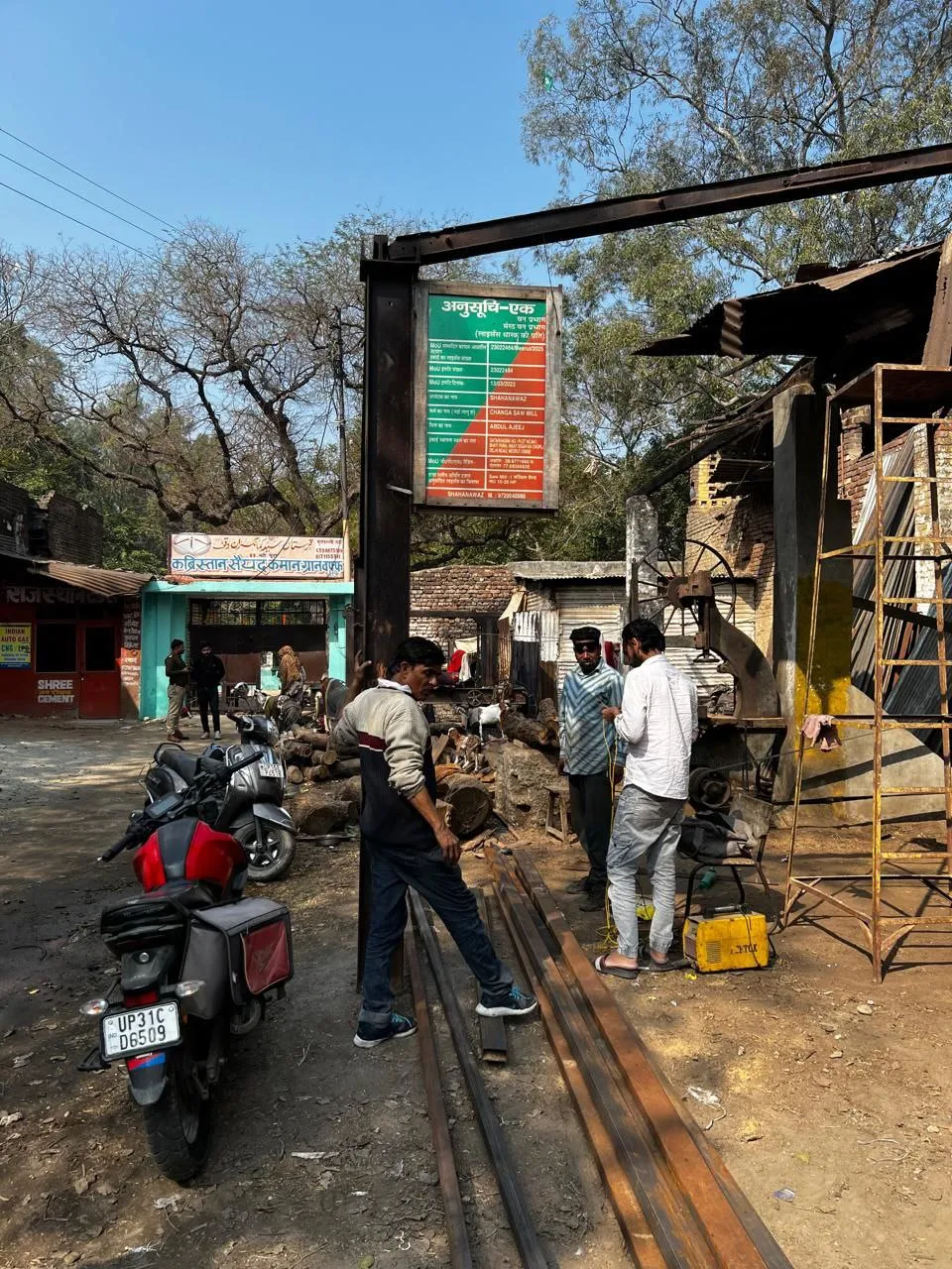 वक्फ की जमीन पर आरा मशीन ठेकेदार की दबंगई, कोर्ट से हारने के बाद भी डाल रहा लेंटर