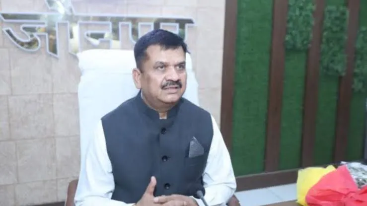 जौनपुर में अंबेडकर के मुंह पर लगे कालिख को जिलाधिकारी ने स्वयं साफ किया