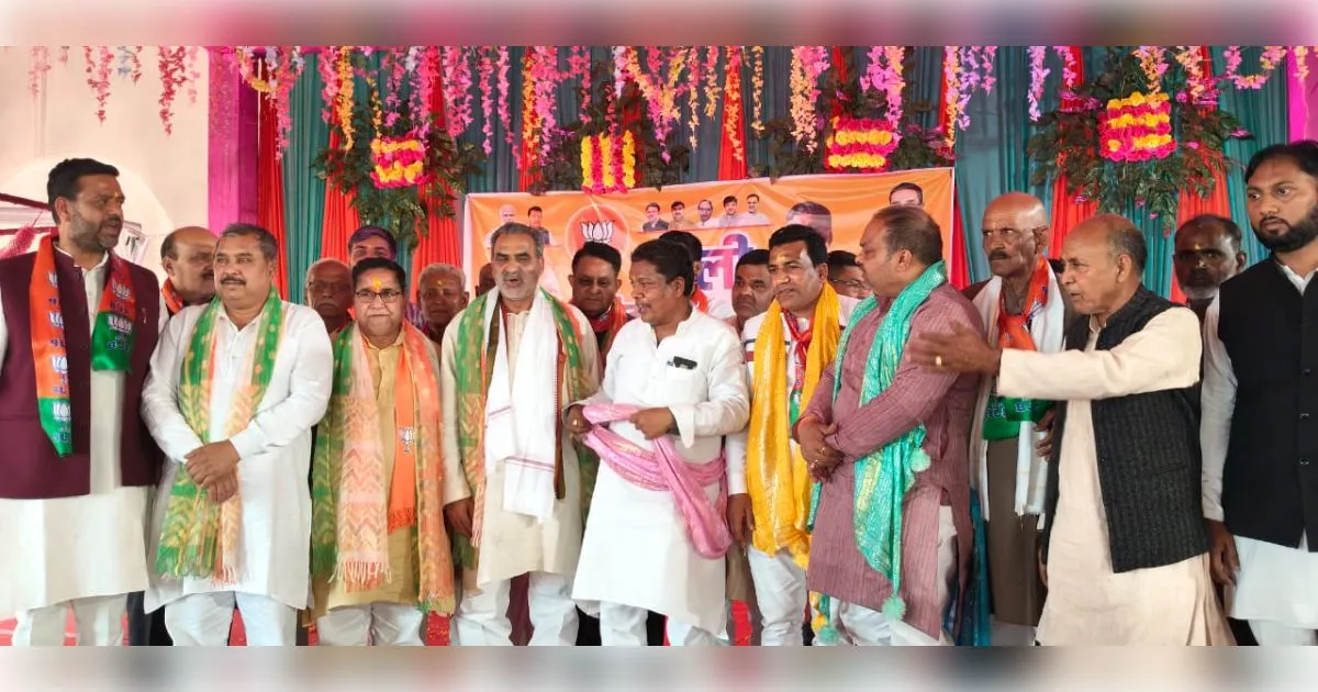 मुज़फ्फरनगर: पूर्व विधायक प्रमोद उटवाल के होली मिलन में जमकर थिरके भाजपाई, फूलों की वर्षा से हुआ भव्य स्वागत