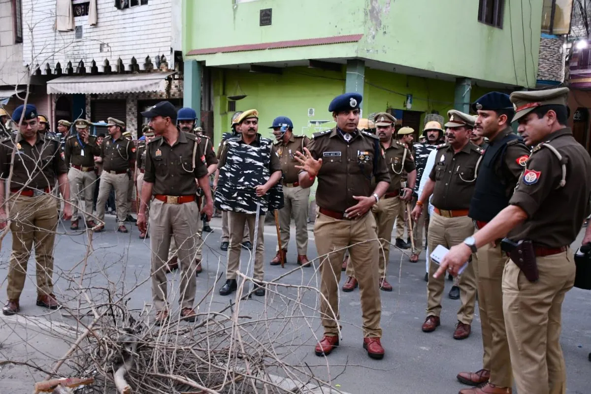 मुज़फ्फरनगर में होली से पहले सुरक्षा का कड़ा पहरा: एसएसपी ने किया फ्लैग मार्च, अराजकतत्वों को दी सख्त चेतावनी