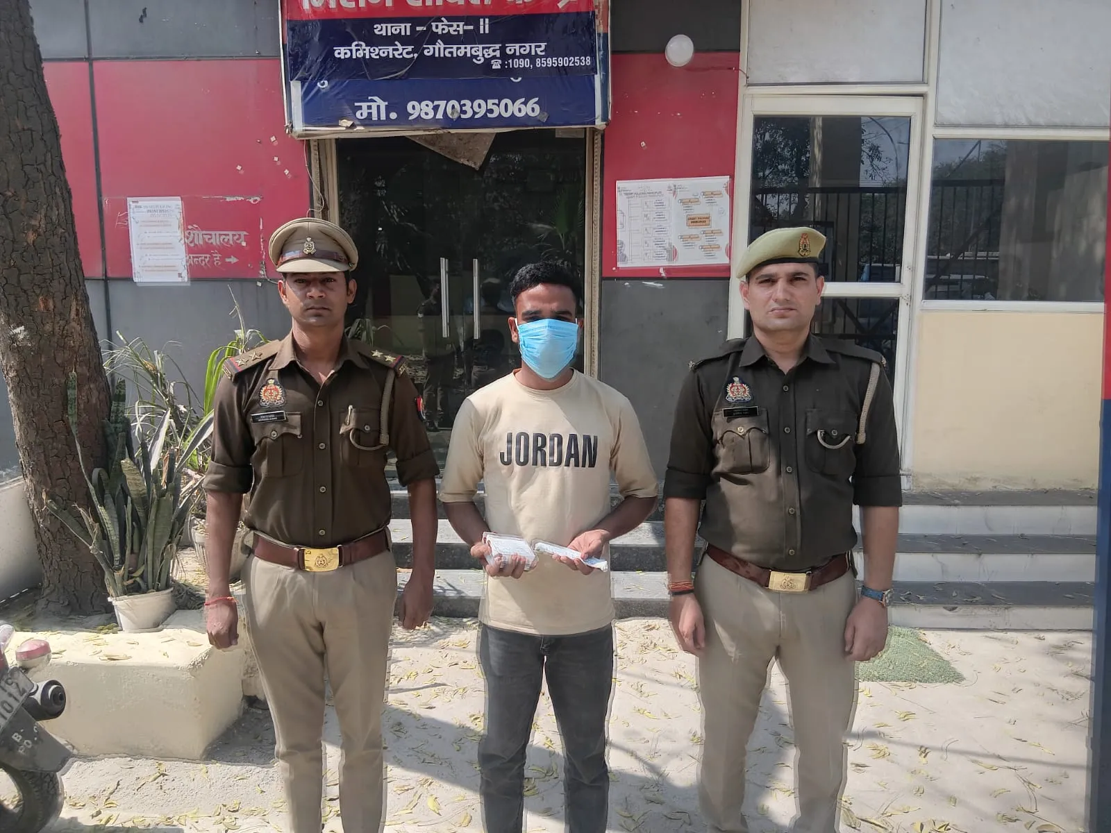 नोएडा में एटीएम बूथों पर कार्ड बदलकर धोखाधड़ी कर रहा बदमाश पुलिस के हत्थे चढ़ा