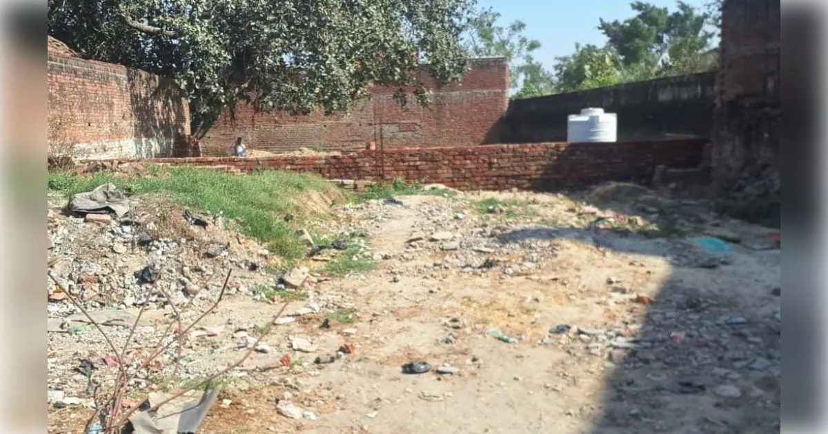 शामली के जलालाबाद में तालाब की भूमि पर अवैध कब्जा, चारदीवारी करते दो लोग पुलिस हिरासत में 