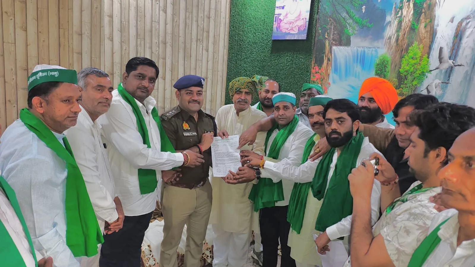 नोएडा में भाकियू भानु के नेताओं को पुलिस ने किया हाउस अरेस्ट, एसीपी ने ज्ञापन लेकर किया रिहा 