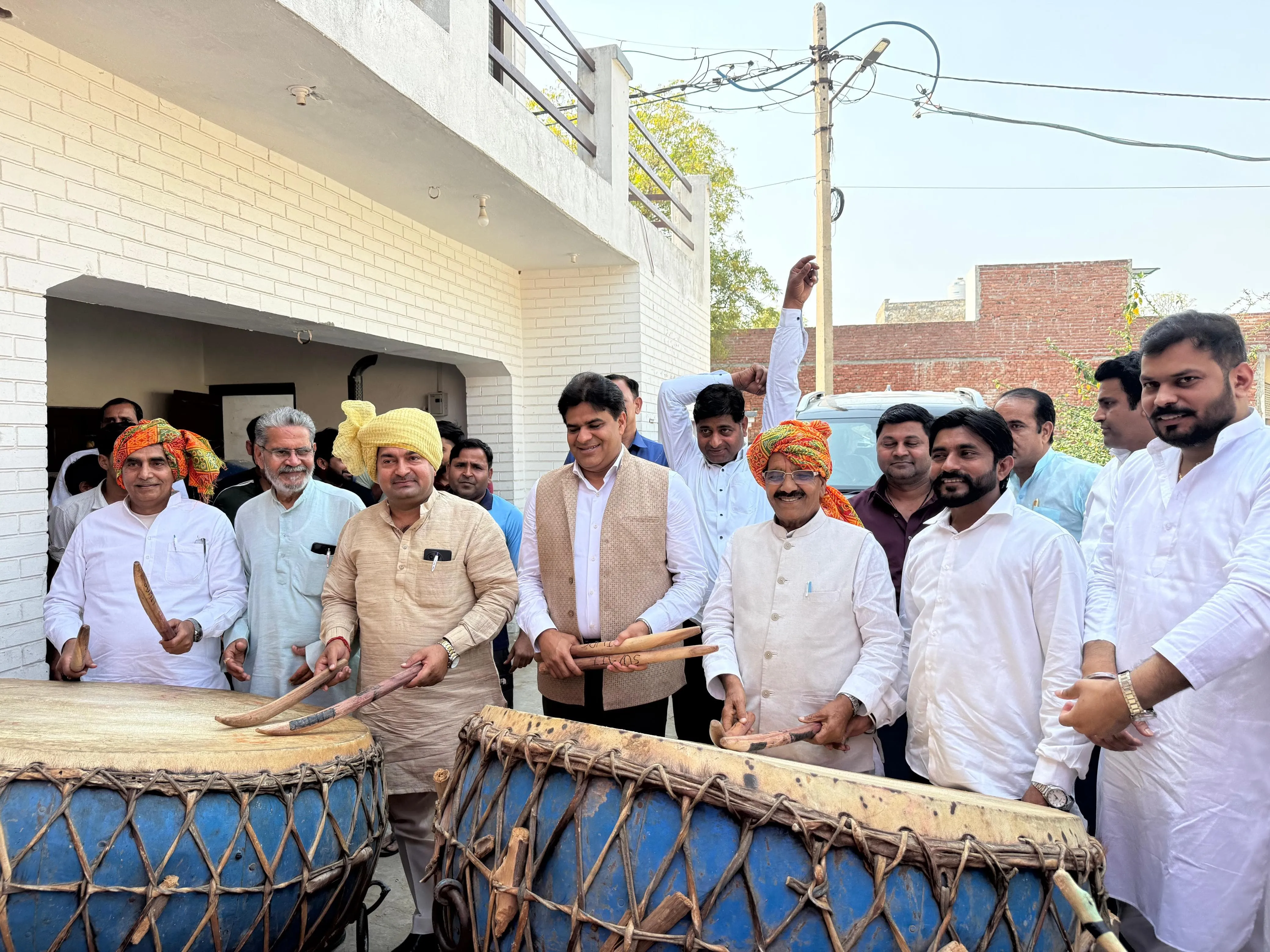 ग्रेटर नोएडा में  ग्रामीणों ने नगाड़ा बजाकर गुर्जर महासभा के राष्ट्रीय अध्यक्ष का किया स्वागत
