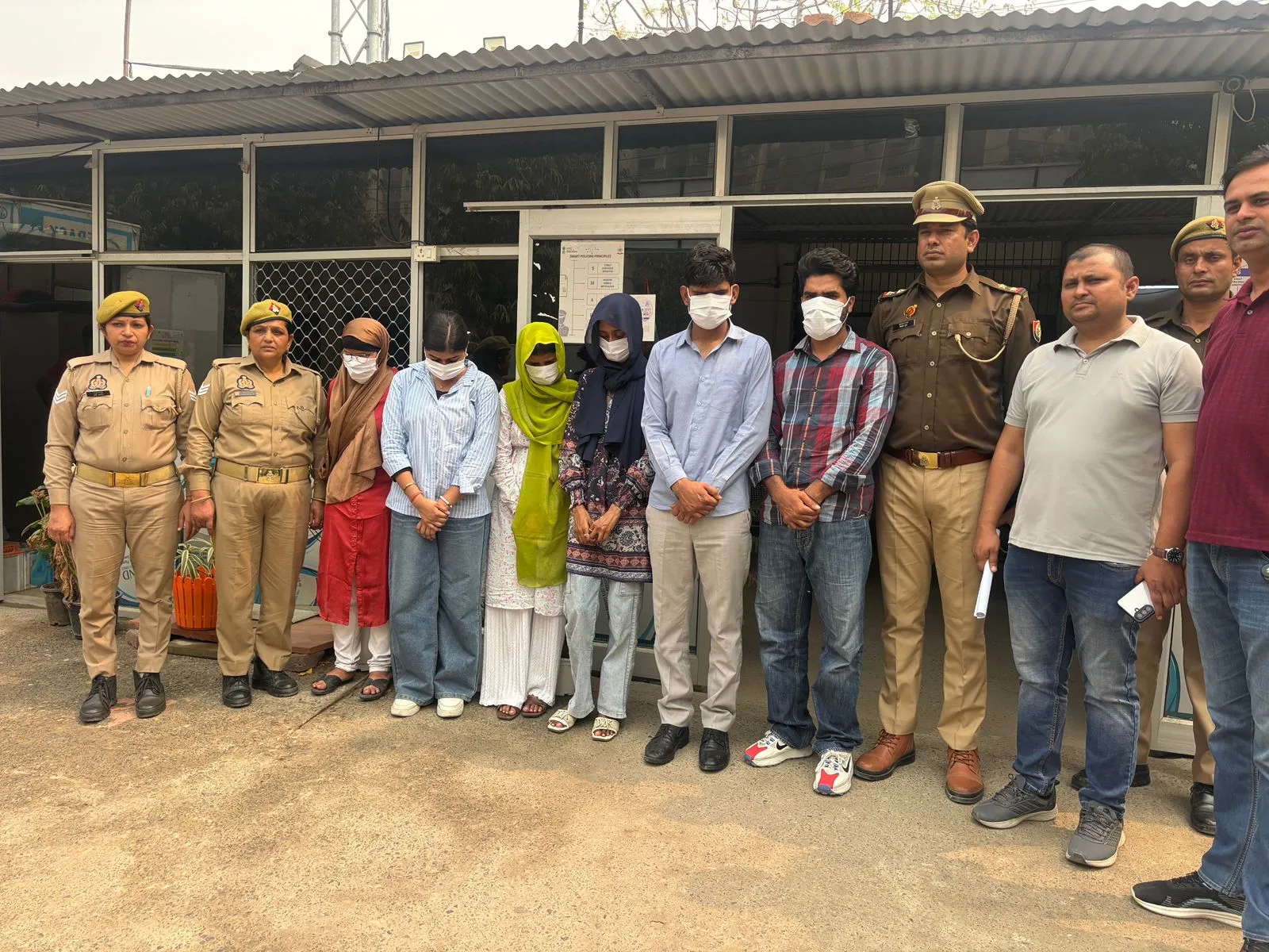 नोएडा पुलिस ने किया फर्जी रिक्रूटमेंट सेंटर का पर्दाफाश, 4 महिलाओं समेत 6 शातिर गिरफ्तार