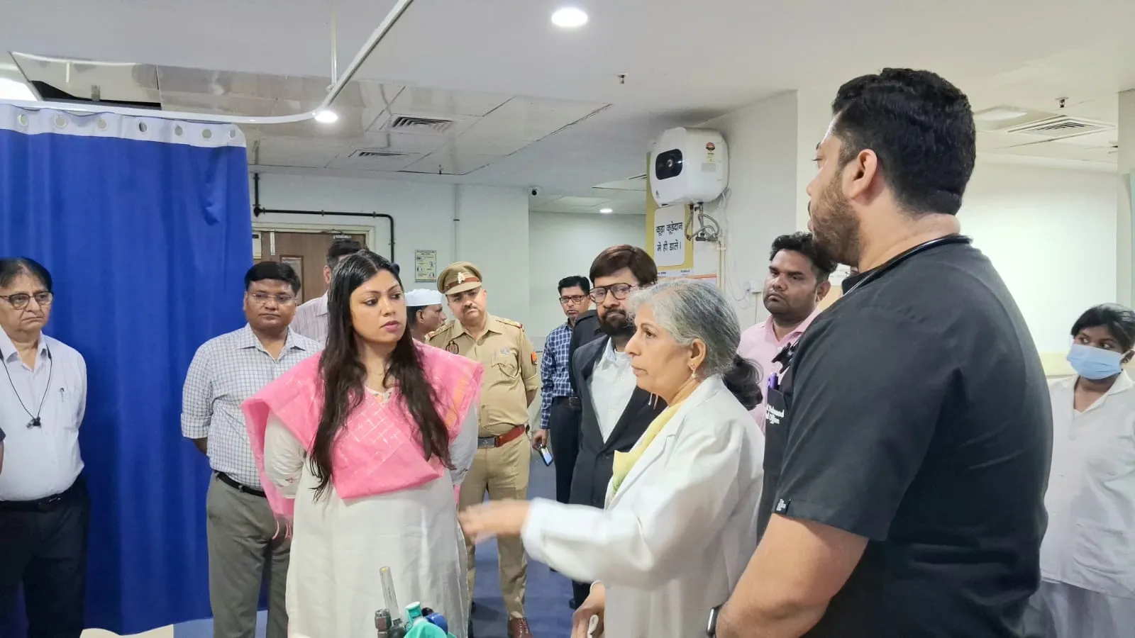 नोएडा में डीएम ने जिला अस्पताल पहुंचकर घायलों का जाना हालचाल,  चिकित्सा अधिकारियों को दिए निर्देश