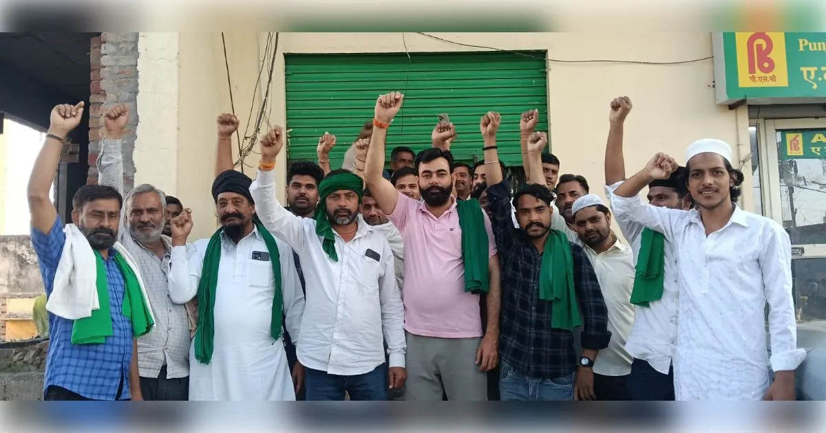 मुजफ्फरनगर के मोरना में बैंक शाखा प्रबंधक के कथित दुर्व्यवहार पर बिफरे भाकियू कार्यकर्ता, धरने देकर काटा बवाल