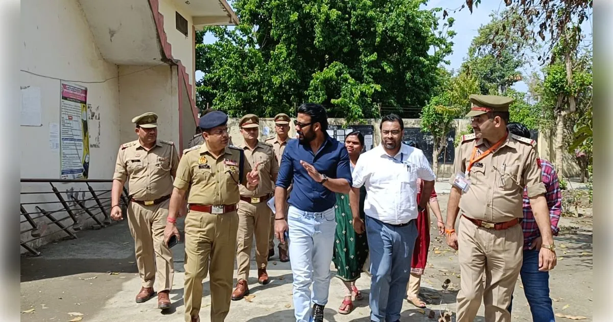 शामली में यूपी पुलिस भर्ती परीक्षा: डीएम और एसपी ने केंद्रों का औचक निरीक्षण कर लिया व्यवस्था का जायजा