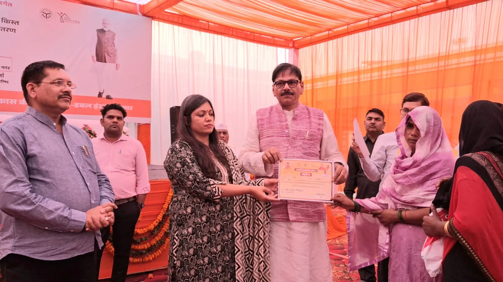 जेवर विधानसभा क्षेत्र में प्रधानमंत्री आवास योजना शहरी 2.0 के 220 लाभार्थियों को मिली 1 लाख की पहली किस्त