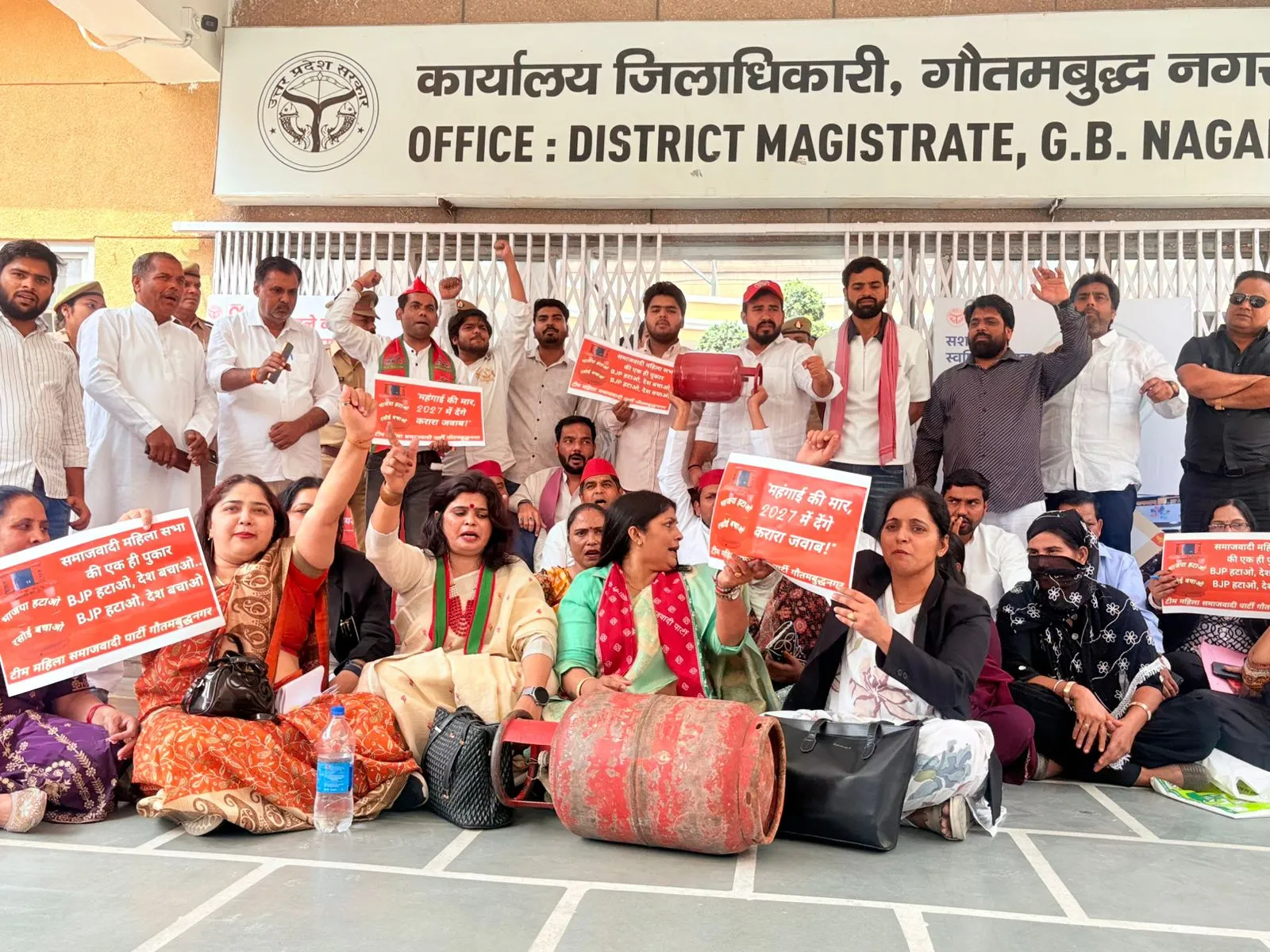 ग्रेटर नोएडा में समाजवादी महिला सभा ने रसोई गैस सिलेंडर की किल्लत के विरोध में  किया प्रदर्शन