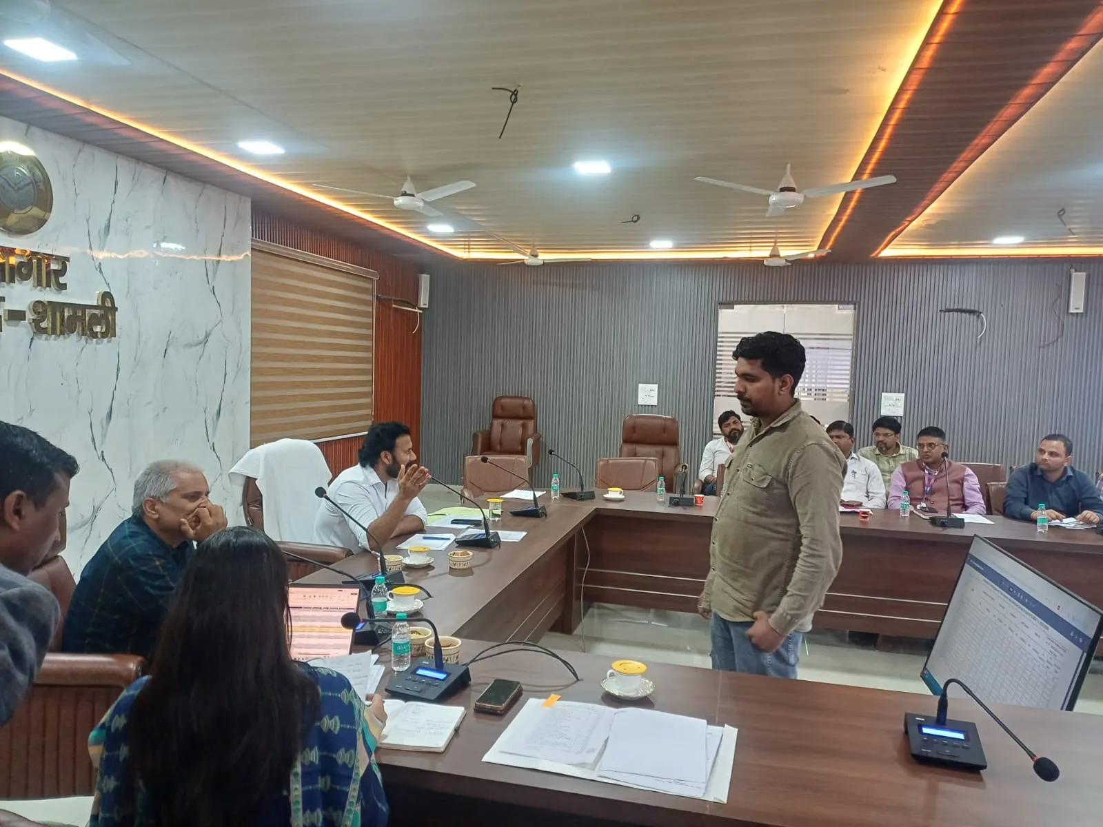 शामली: मुख्यमंत्री युवा उद्यमी योजना की समीक्षा में डीएम सख्त, बैंक प्रबंधकों को दी कड़ी चेतावनी