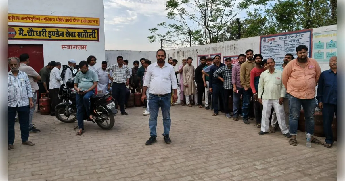 मुजफ्फरनगर के खतौली में पूर्ति निरीक्षक की निगरानी में हुआ गैस सिलेंडरों का वितरण