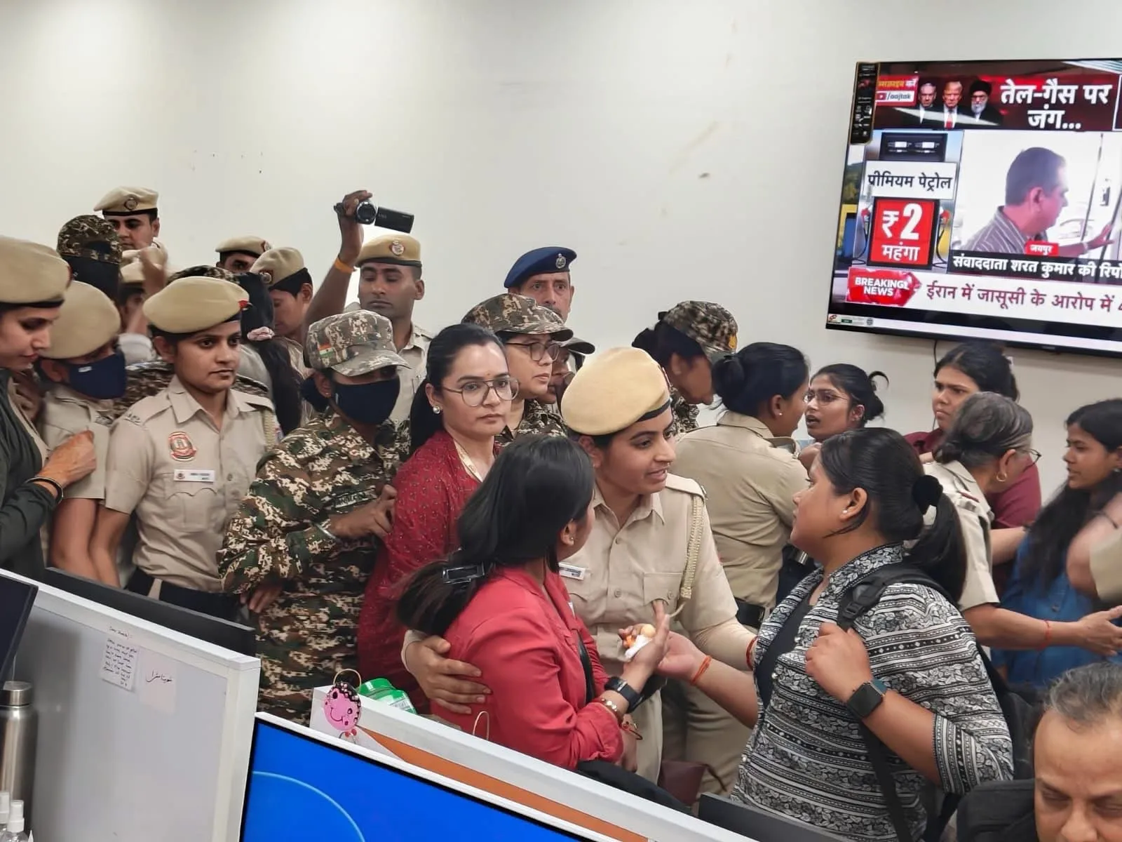यूएनआई (UNI) पर पुलिस का भारी छापा; बिना नोटिस जबरन खाली कराया गया न्यूज़रुम, पत्रकारों को घसीटकर बाहर निकाला