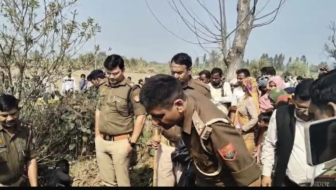 मुरादाबाद: युवती की हत्या कर कुएं में फेंका शव, एसपी देहात ने किया घटनास्थल का निरीक्षण