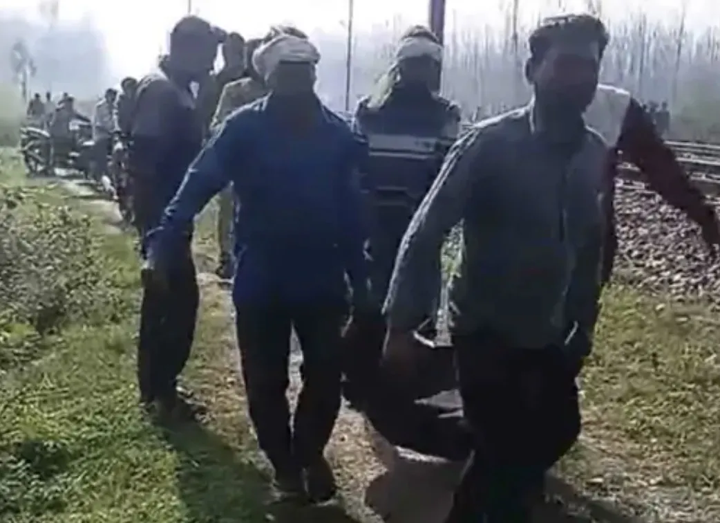 रामपुर: रेलवे ट्रैक किनारे युवक का शव मिलने से सनसनी, जांच में जुटी पुलिस