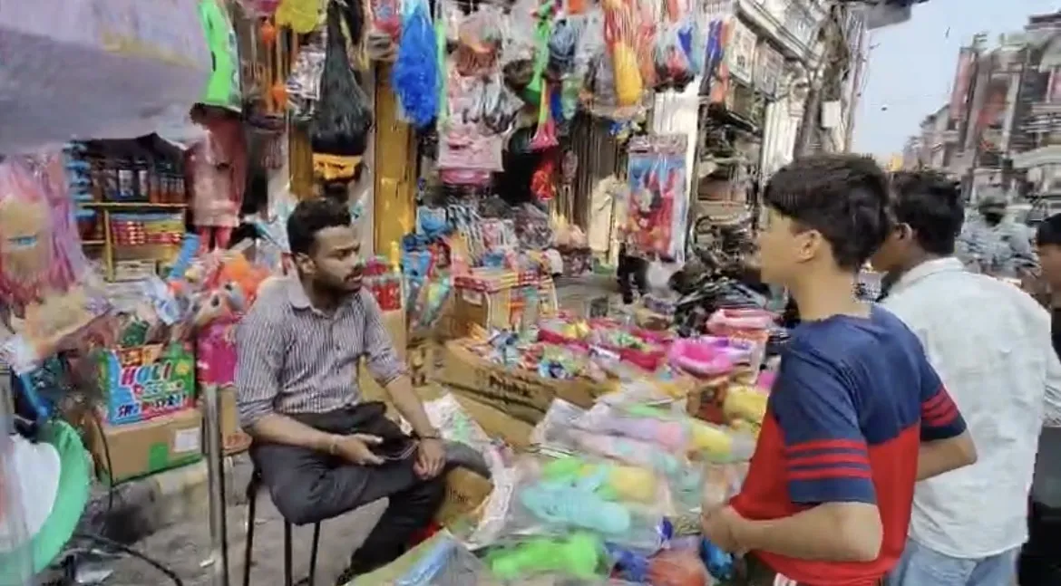 मुरादाबाद में होली से पहले बाजारों में रौनक, खरीदारी को उमड़ी भीड़