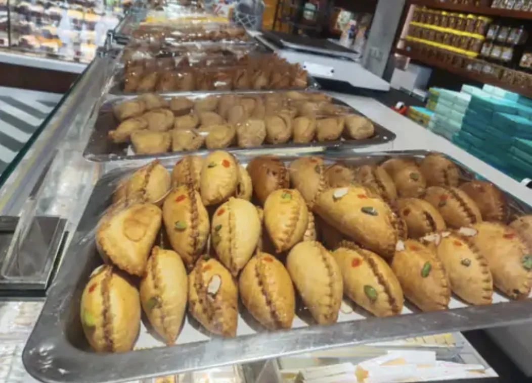 मुरादाबाद में होली से पहले मिठाइयों की धूम, दुकानों पर उमड़ रही भीड़