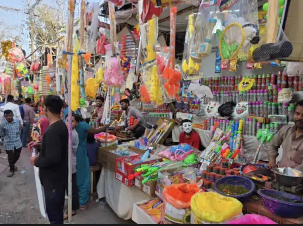 संभल में होली की रौनक चरम पर, बाजारों में रंग-गुलाल और नई पिचकारियों की धूम