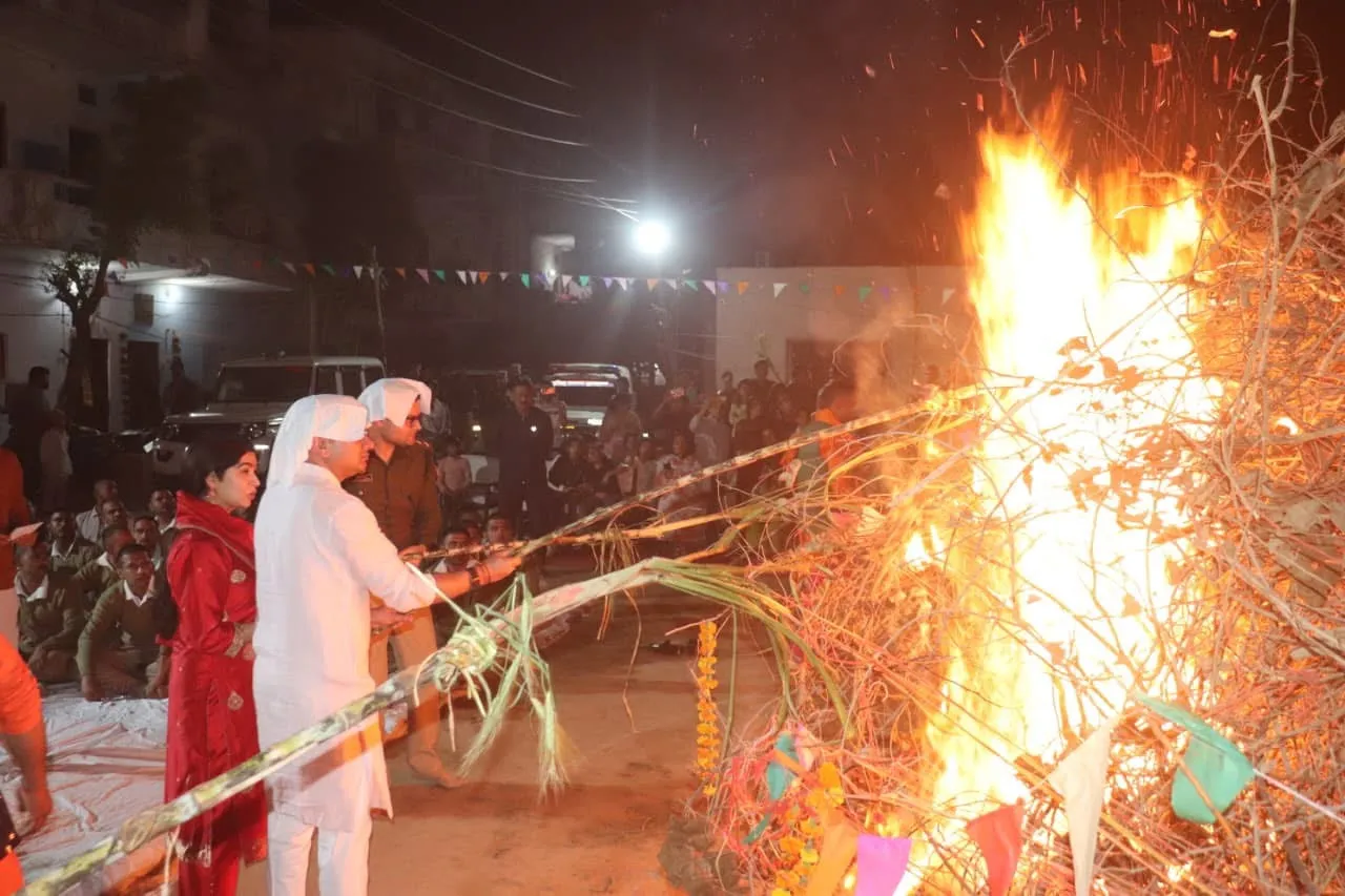 मुरादाबाद: रिजर्व पुलिस लाइन्स में SSP सतपाल अंतिल ने विधि-विधान से कराया होलिका दहन