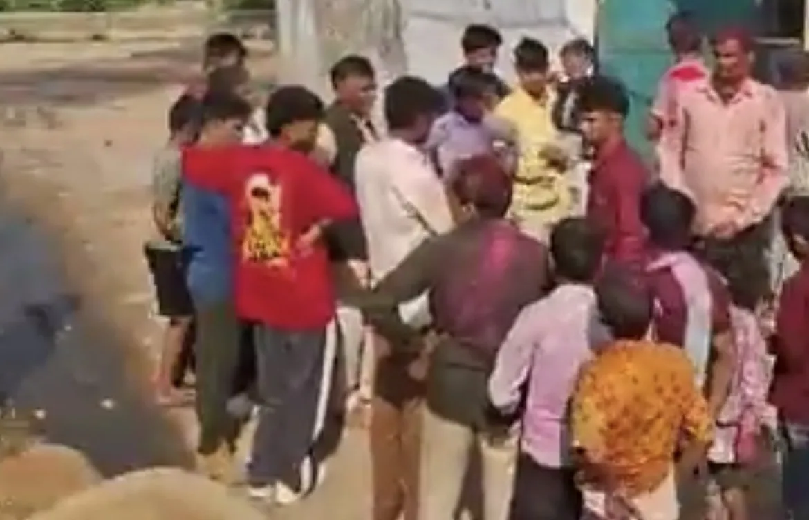 संभल में बाप-बेटे के विवाद में बीच-बचाव करने पहुंचे बुजुर्ग की पीट-पीटकर हत्या, गांव में भारी पुलिस बल तैनात