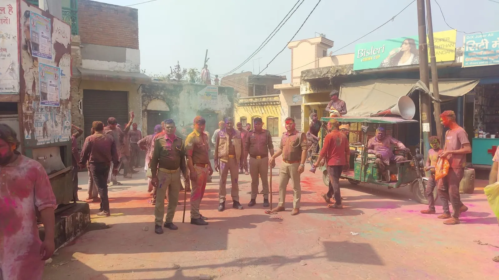 अमरोहा में होली पर्व शांतिपूर्ण एवं सौहार्दपूर्ण वातावरण में संपन्न, चप्पे-चप्पे पर मुस्तैद रही पुलिस