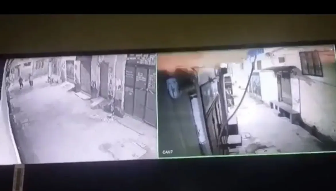 मुरादाबाद में दैनिक अखबार के संपादक के घर फायरिंग, CCTV में कैद हुई वारदात