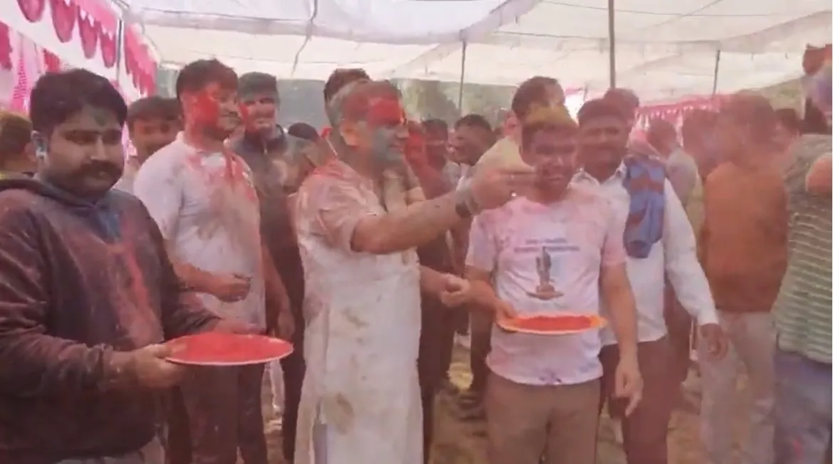 मुरादाबाद पुलिस लाइन में रंगों की धूम, जवानों संग अधिकारियों ने खेली होली, एसएसपी ने सिलेंडर से उड़ाया गुलाल