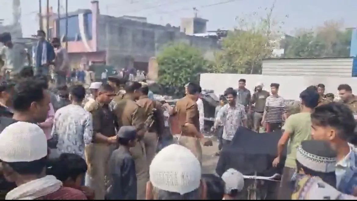 मुरादाबाद में इंसानियत को शर्मसार करने वाली घटना, युवक का शव ठेले पर ले गई पुलिस, एम्बुलेंस समय पर नहीं पहुंची, पुलिस ने दी सफाई