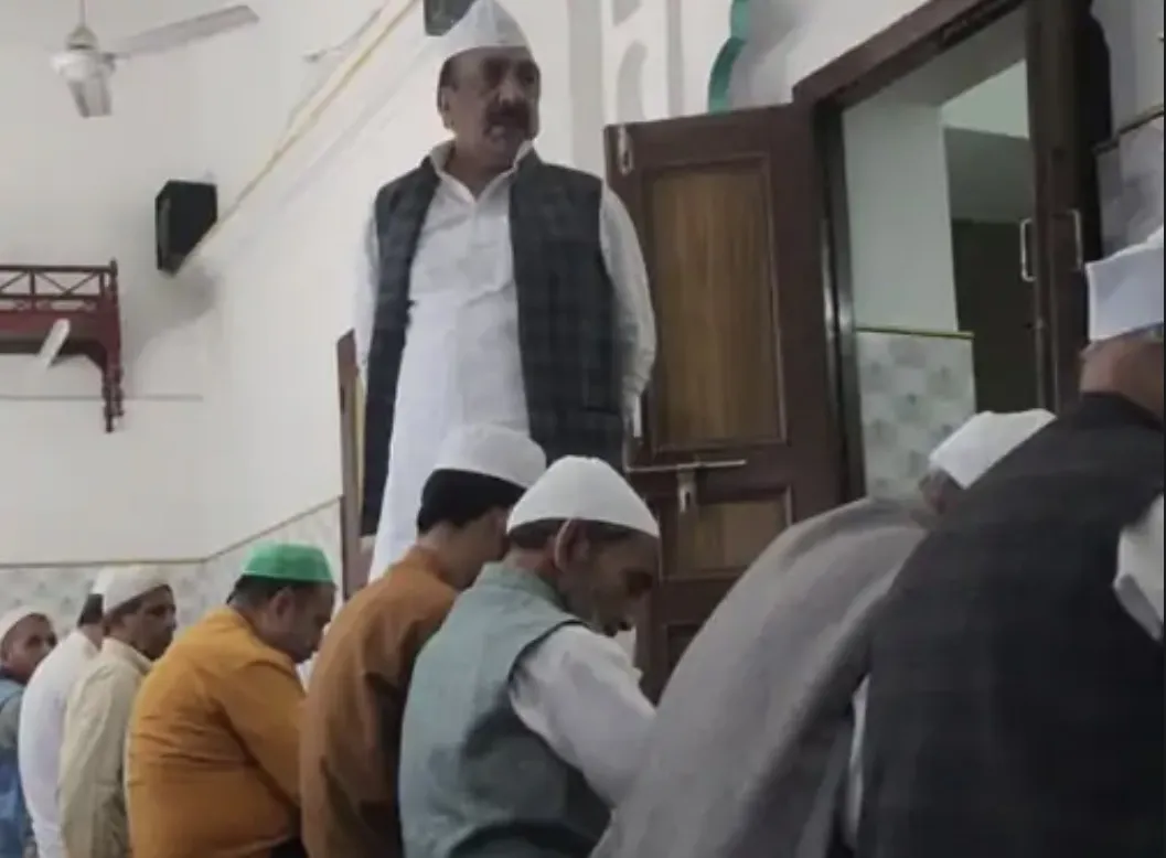 संभल में नमाज़ के दौरान विधायक इकबाल महमूद भावुक, अयातुल्ला अली खामेनेई की मौत पर जताया शोक