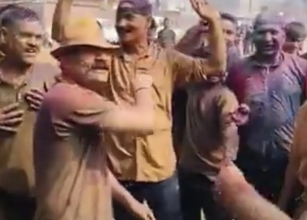 संभल में पुलिस लाइन में होली की धूम, एसपी कृष्ण कुमार विश्नोई के डांस वीडियो ने सोशल मीडिया पर मचाया धमाल