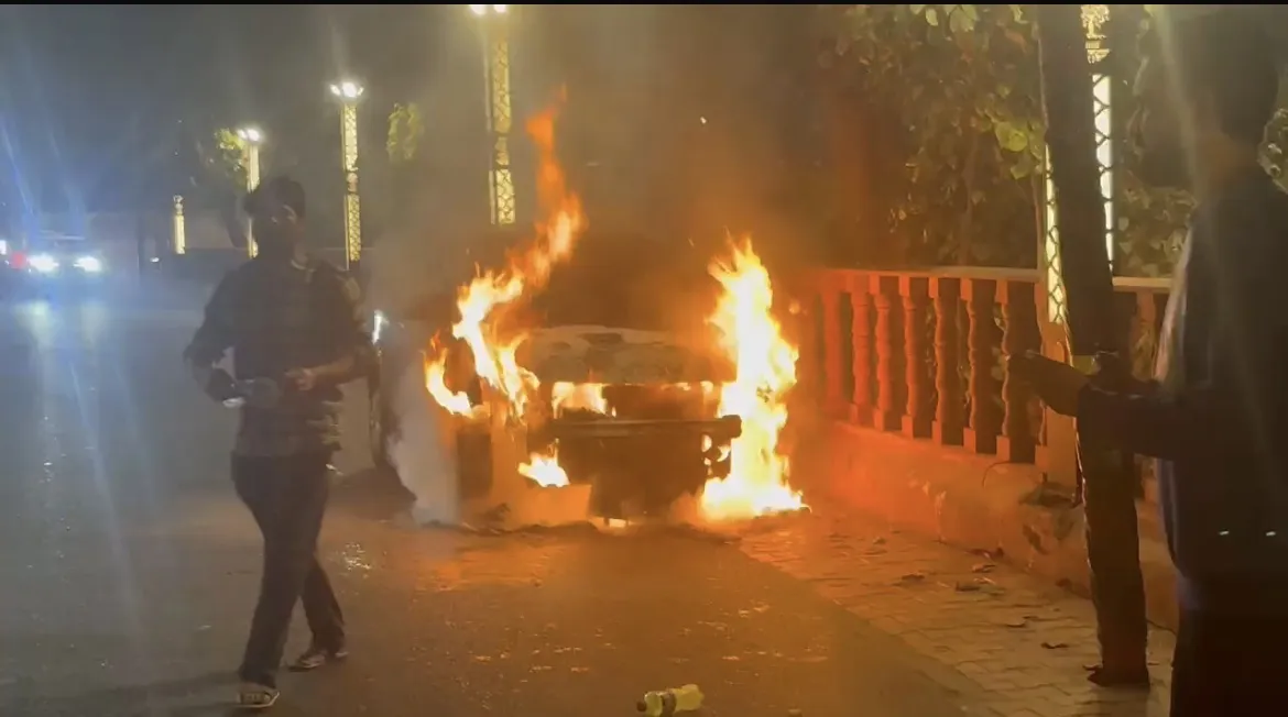 मुरादाबाद में फव्वारा चौक पर चलती कार बनी आग का गोला, बाल-बाल बची चालक की जान