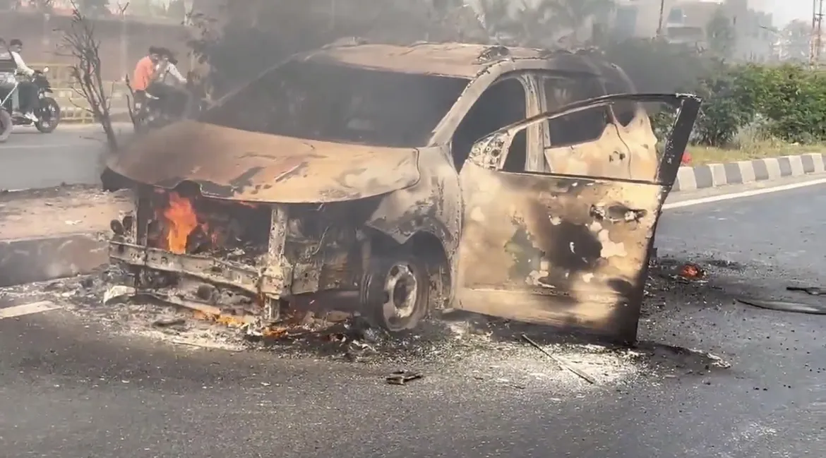 अमरोहा में नेशनल हाईवे-9 पर बड़ा हादसा टला, चलती कार में लगी भीषण आग — बच्चों समेत 10 लोग बाल-बाल बचे