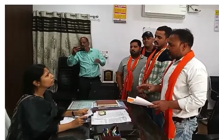 मुरादाबाद में गोदाम से एक्सपायर्ड उत्पाद मिलने पर शिव सैनिकों का प्रदर्शन, टेम्पटेशन ग्रुप के खिलाफ कार्रवाई की मांग