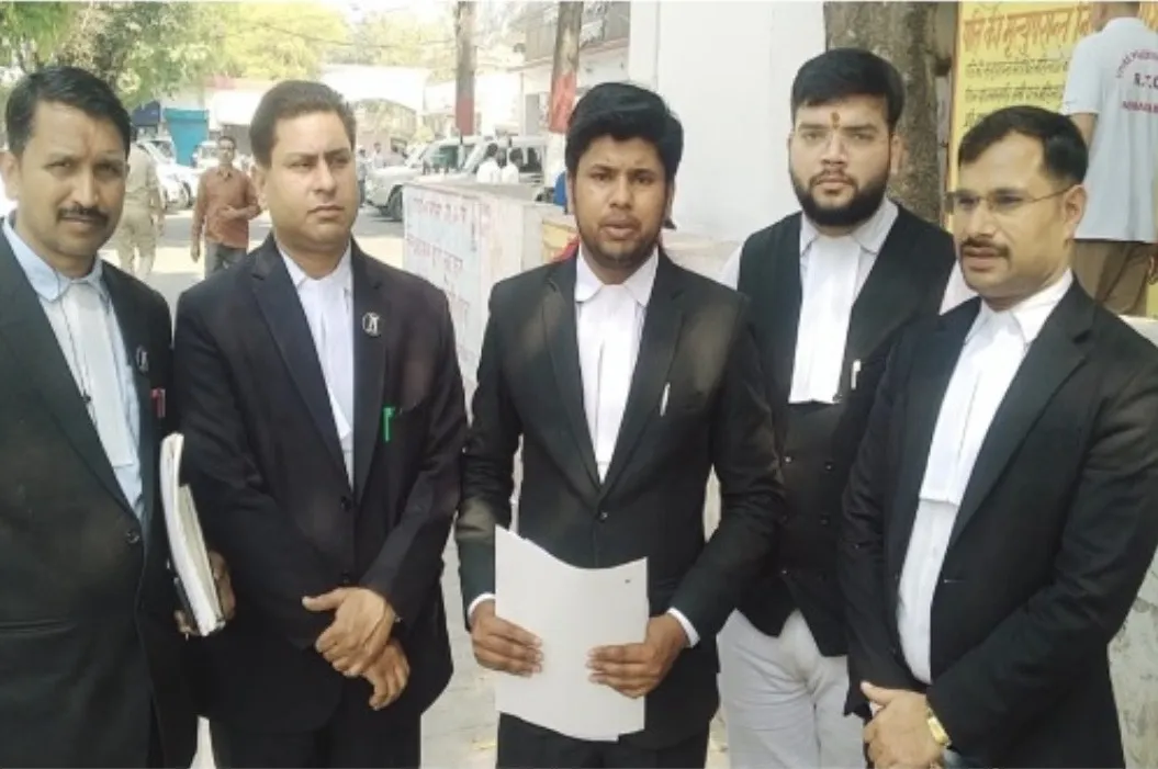 अधिवक्ता को हनी ट्रैप में फंसाने का आरोप, वकीलों ने एसएसपी से की निष्पक्ष जांच की मांग