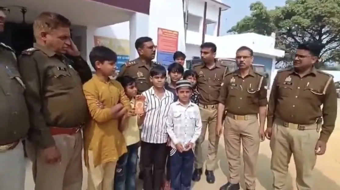 संभल में बच्चों ने पेश की ईमानदारी की मिसाल: खेल के मैदान से मिला 1.5 लाख का आईफोन पुलिस को सौंपा 