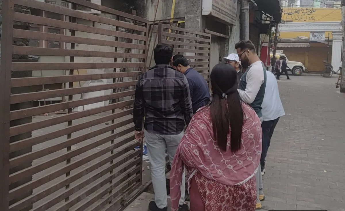 मुरादाबाद: टैक्स बकाया पर नगर निगम की कार्रवाई, पूर्व डिप्टी मेयर के कॉम्प्लेक्स पर लगा ताला