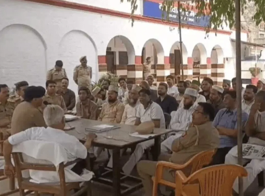 संभल सीओ की दोटूक चेतावनी: 'इतनी खुजली है तो ईरान चले जाओ, सड़क पर नमाज पढ़ी तो जेल भेजेंगे'